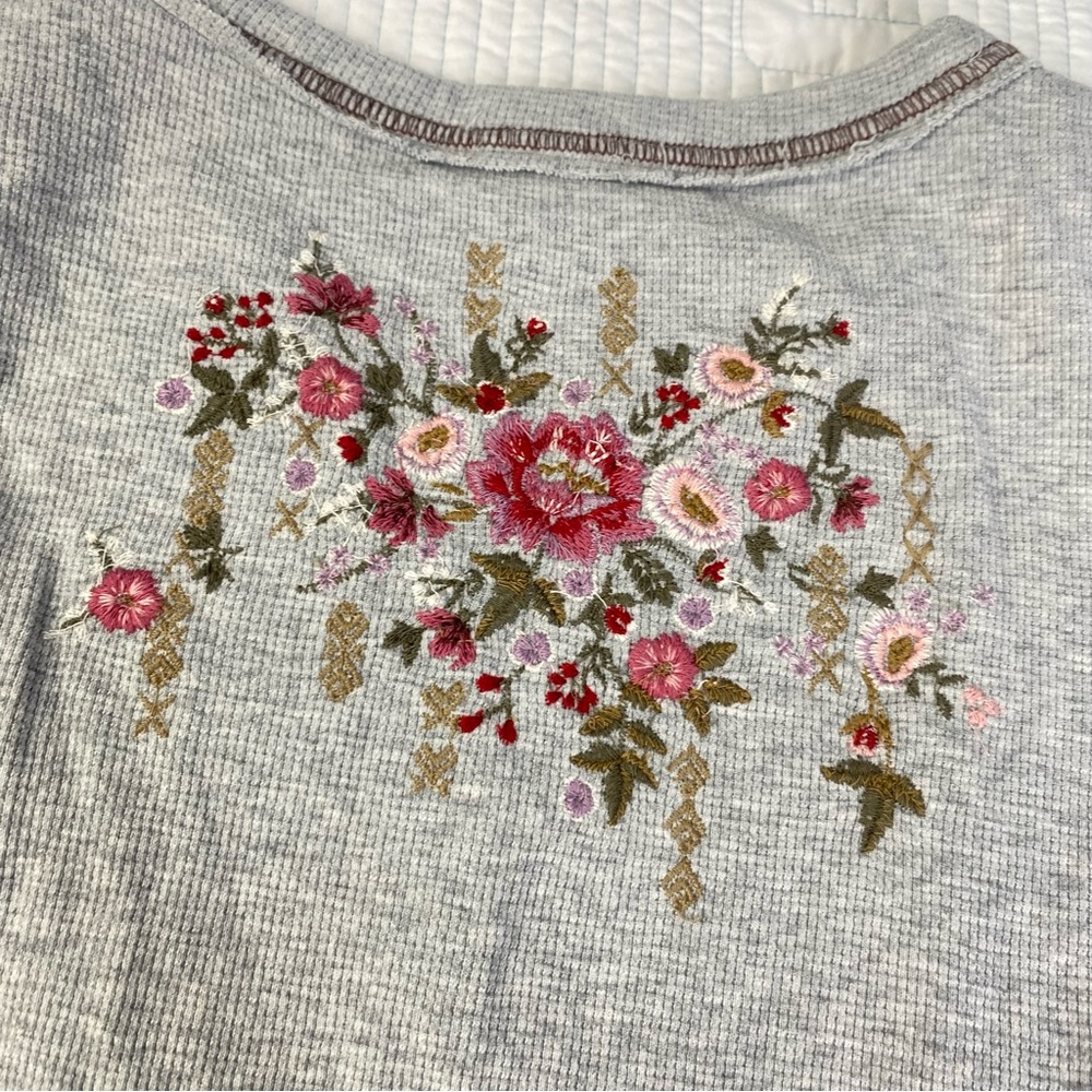 Sundance Fayette Floral Henley Womens Gray Sz L Embroidered Waffle Knit Shirt - Picture 12 of 12